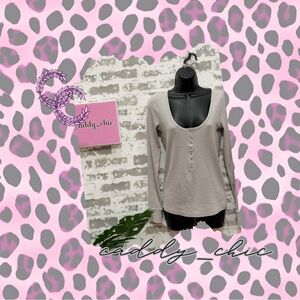 Universal Thread Gray Scoop Neck Henley Size M – Snap Button Top NWT